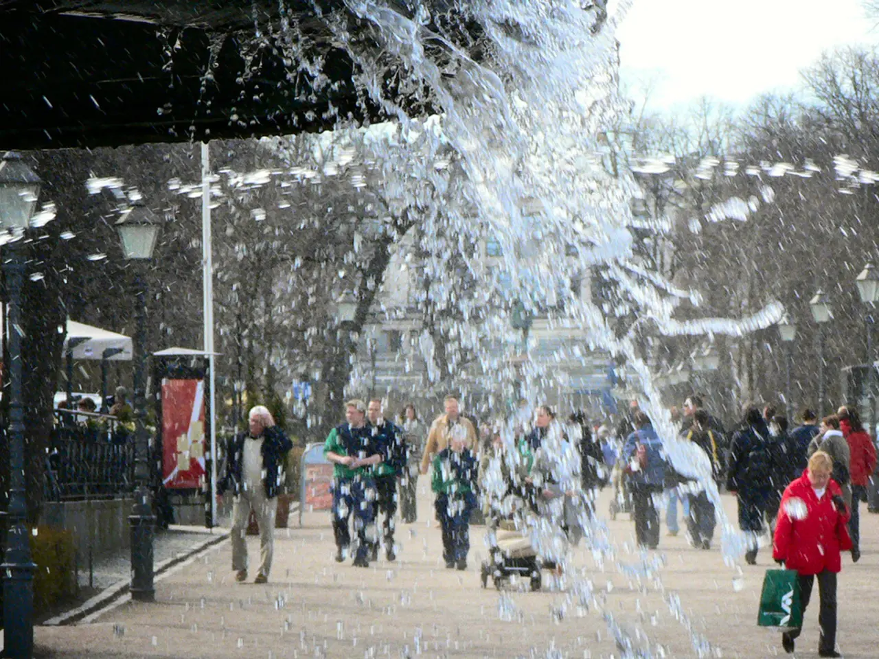 Pipe burst on Bonnstraße, resulting in full-fledged obstruction