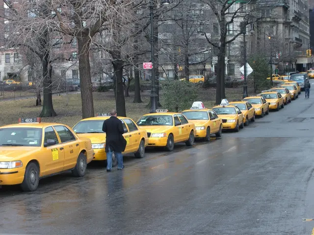 Pursue the BAIC U5 Plus, the taxi-operating vehicle, as it is currently on the move